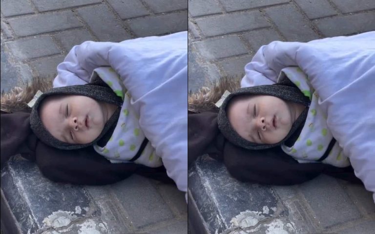 مشهد مفجع من قلب غزة.. رضيع يفترش الأرض في أجواء برد قارسة رضيع نائم على الرصيف