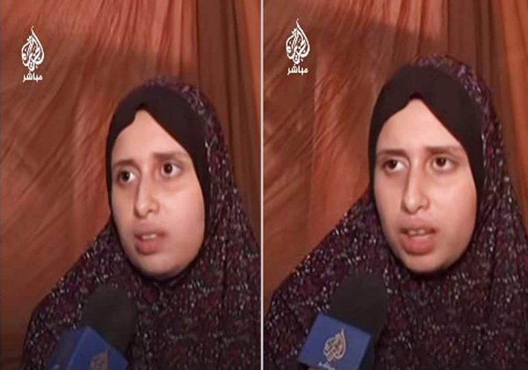 “هددني بالاغتصاب قلت له طخني”.. سيدة فلسطينية نازحة تروي قصة ابتزازها من قبل جندي صهيوني خلال اعتقالها في غزة (شاهد) سيدة فلسطينية نازحة من غزة تروي ظروف اعتقالها من قبل جنود الاحتلال الإسرائيلي