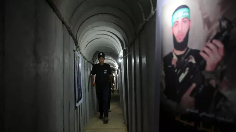 مأساة فلسطيني اعتقله جيش الاحتلال وربط جسده بالمتفجرات ودفع به لأحد أنفاق غزة شاب فلسطيني يسير داخل نفق يستخدم لتدريبات حماس العسكرية في مدينة غزة في عام 2016