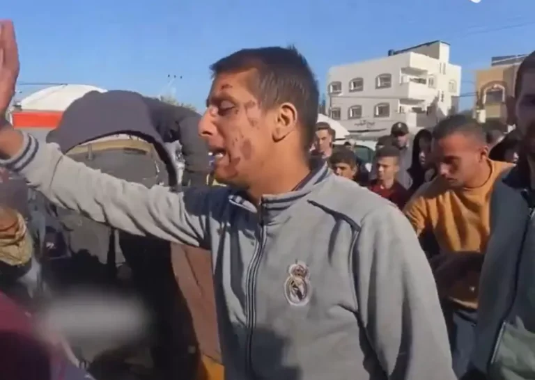 شاب فلسطيني يودع والدته الشهيدة بغزة