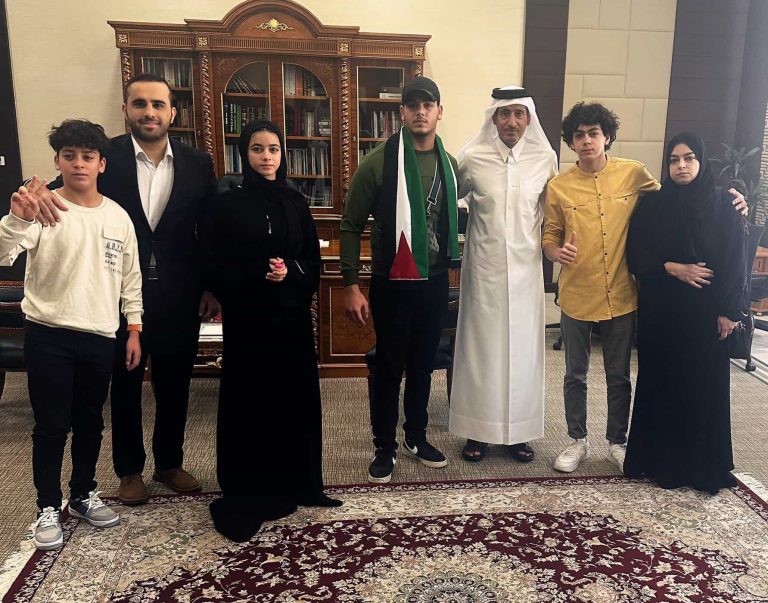 زوجة الشهيد سامر أبو دقة وأبنائه في ضيافة الشيخ حمد بن ثامر (شاهد) عائلة الشهيد سامر أبو دقة