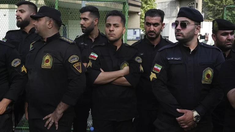 هجوم مسلح كبير في إيران.. انفجار وإطلاق نار ومقتل 12 شرطيا (تفاصيل) عناصر من الشرطة الإيرانية