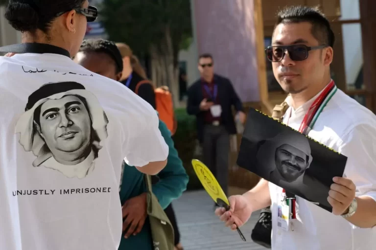 جنون إماراتي.. اتهام رسمي لنحو 100 معارض بينهم معتقلين بـ”ممارسة الإرهاب” أثناء مؤتمر المناخ المتظاهرون في Cop28 يطالبون بالإفراج عن الناشط الإماراتي في مجال حقوق الإنسان أحمد منصور والمدافع عن الديمقراطية محمد الصديق، كلاهما وجهت إليهما تهم الإرهاب