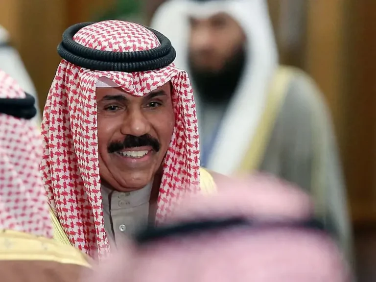 مصحف وكرسي الشيخ نواف بالمسجد الأقرب لقلبه وحديث مؤثر لإمامه (فيديو) نواف الأحمد الجابر الصباح