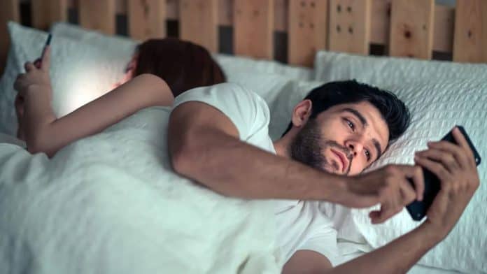 علامات تخبرك أن شريك حياتك يخونك