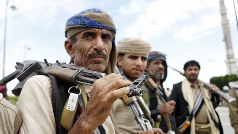 باحث لدى “chathamhouse”: اليمنيون أكثر ذكاءً مما تعتقد أمريكا ولا يُستهان بهم الباحث بمركز "تشاتام هاوس" فارع المسلمي يدعو إلى عدم الاستخفاف باليمنيين مؤكداً أنهم أكثر ذكاء مما تعتقد أمريكا