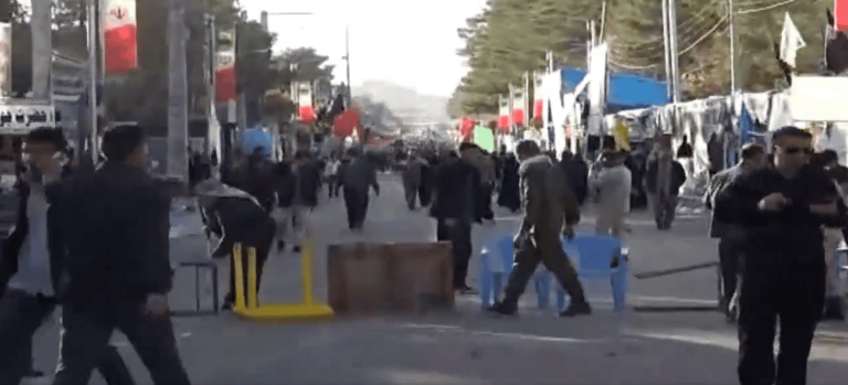 اللقطات الأولى لانفجار إيران قرب مرقد قاسم سليماني في ذكرى اغتياله وسقوط 20 قتيلا طوق أمني في موقع انفجار قرب مرقد قاسم سليماني في ذكرى اغتياله وسقوط 20 قتيلا