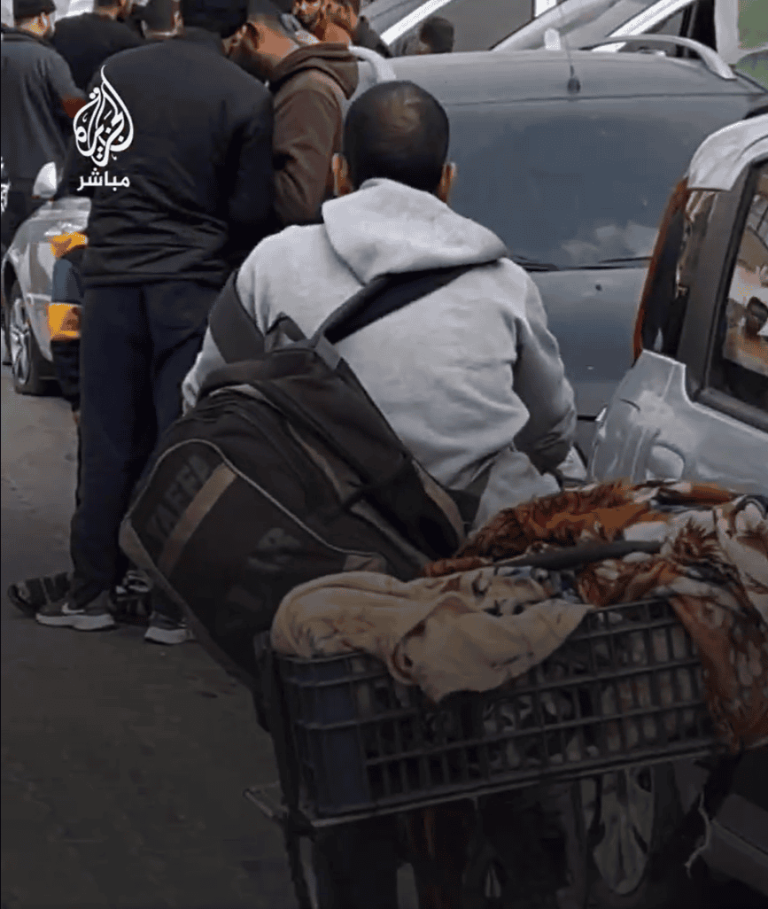 أب فلسطيني يحمل جثمان ابنه الشهيد في صندوق دراجته الهوائية