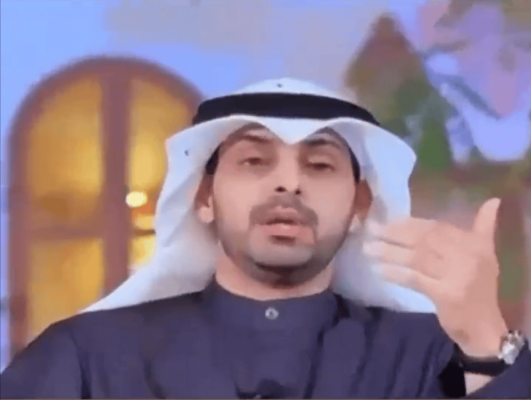 ذباب على شماغ مذيع تلفزيون الكويت