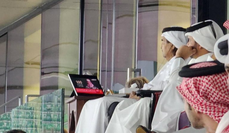 أمير قطر السابق الشيخ حمد بن خليفة يتابع خطاب أبو عبيدة أثناء مباراة بكأس آسيا 2023 أمير قطر السابق الشيخ حمد بن خليفة يتابع خطاب أبو عبيدة