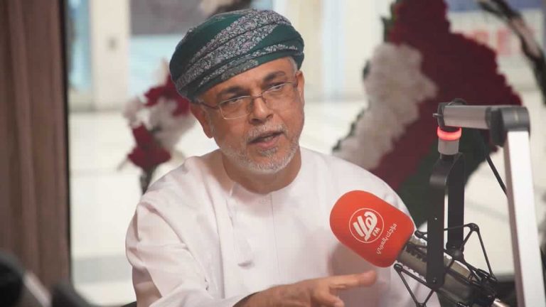 الدكتور "أنور الرواس" يقول إن هناك "من يحاول قدر استطاعته أن تظل سلطنة عمان هي الرجل المريض