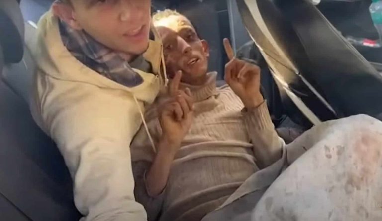 مشاهد مؤثرة لإنقاذ شاب فلسطيني بعد قضائه 8 أيام تحت أنقاض منزل مدمر انتشال شاب على قيد الحياة