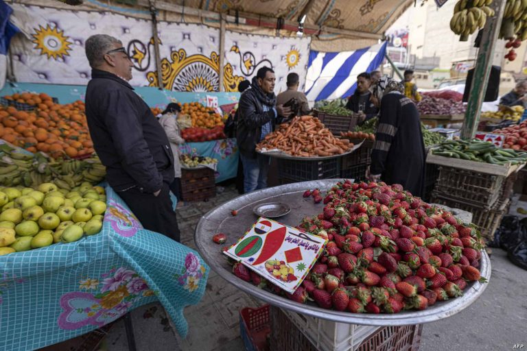 “الناس بتاكل من الزبالة”.. فيديو لسيدة مصرية تئن من جنون الأسعار ارتفاع أسعار السلع