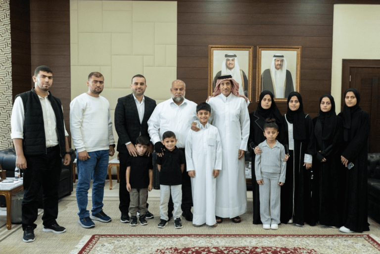 وائل الدحدوح وأسرته في ضيافة الشيخ حمد بن ثامر رئيس مجلس إدارة شبكة الجزيرة