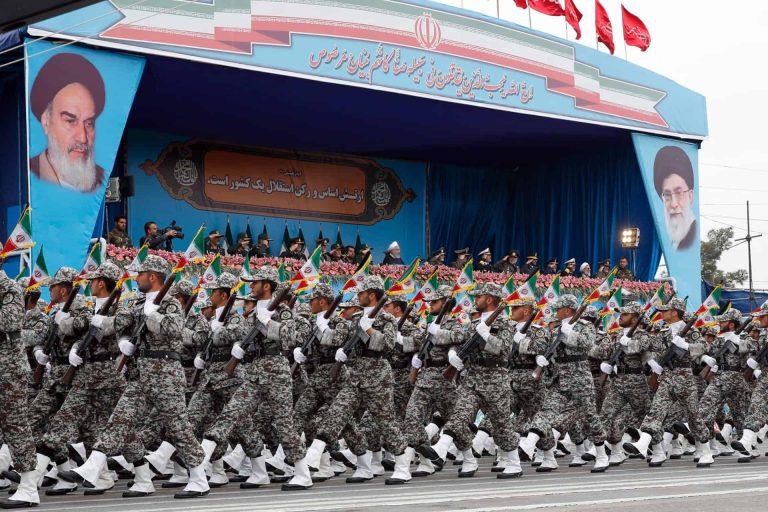 بعد تفجيرات إيران.. جندي يفتح النار على زملائه ويقتل 5 منهم الجيش الإيراني
