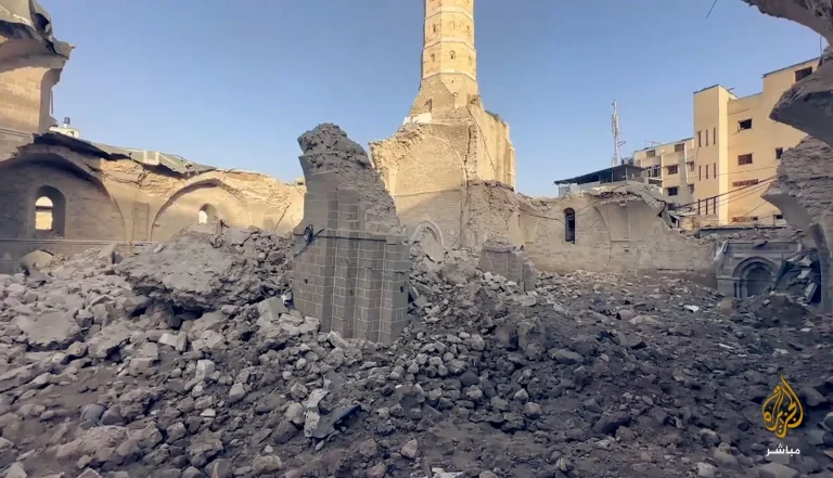 محو تاريخ غزة.. تفاصيل كلفة مؤلمة أحدثتها الحرب الإسرائيلية الهمجية الخراب في المسجد العمري