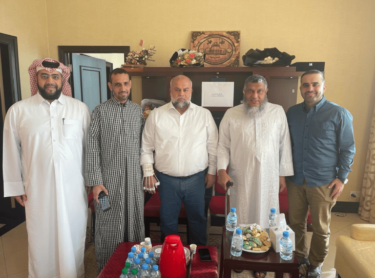 قطر.. الشيخ "الددو" يواسي "الدحدوح" والناجين من عائلته في زيارة خاصة