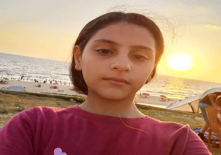 “تحت زخات الرصاص والقصف العشوائي”.. الطفلة الفلسطينية ديما تحفظ القرآن الكريم في إحدى مخيمات النزوح بغزة (صور) الطفلة الفلسطينية ديما المدني