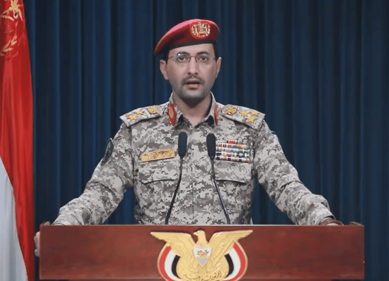 الحوثي تهاجم سفينة نفط بريطانية في خليج عدن واحترقت بالكامل