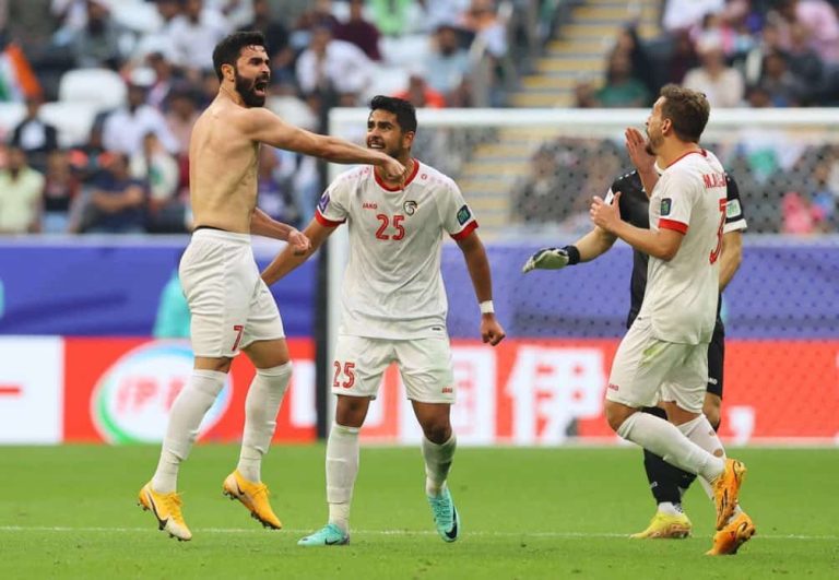 احتفال عمر خربيين بهدف التأهل لمنتخب سوريا