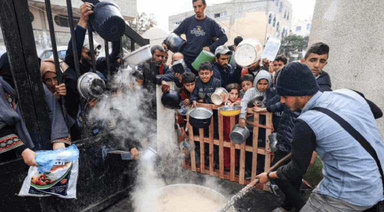 السيسي مشارك رئيسي بتجويع غزة.. “هيرست” يتنبأ بثورات مزلزلة في دول عربية بينها مصر السيسي مشارك رئيسي بتجويع غزة ديفيد هيرست يتنبأ بثورات مزلزلة في دول عربية بينها مصر
