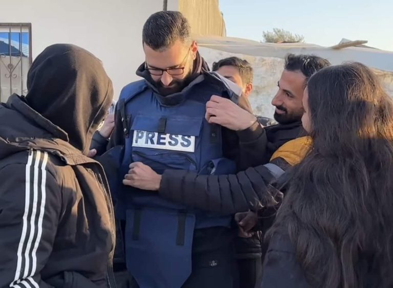 خروج مؤثر للصحفي معتز عزايزة من غزة.. كلمات مبكية وتفاعل واسع (شاهد) خروج معتز عزايزة من غزة