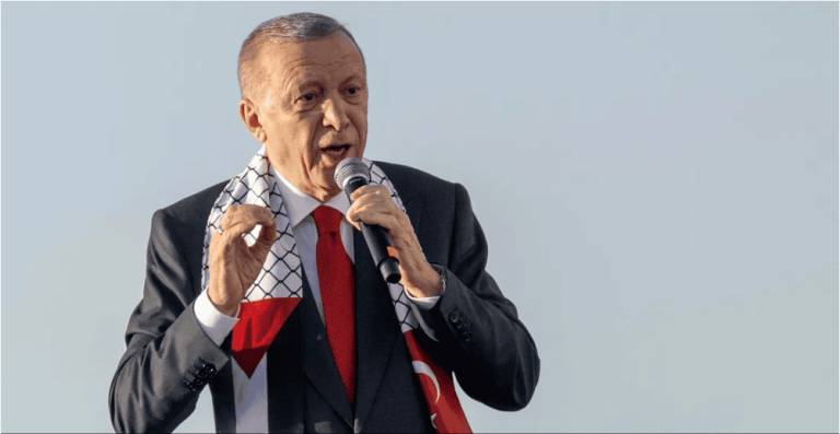 “أخشى أن تخسر الدنيا والآخرة”.. رسالة مفكر إسلامي شهير لأردوغان عن غزة تلقى تفاعلا المفكر الإسلامي الدكتور محمد عباس يدعو أردوغان لإنقاذ غزة من التجويع والحرب الوحشية