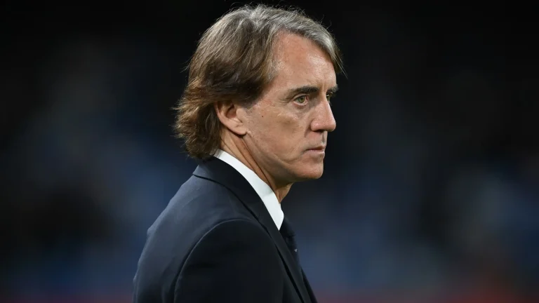 المدرب الإيطالي روبرتو مانشيني يغادر الملعب نحو غرف خلع الملابس قبل "ركلة الحسم" يفجر غضب السعوديين
