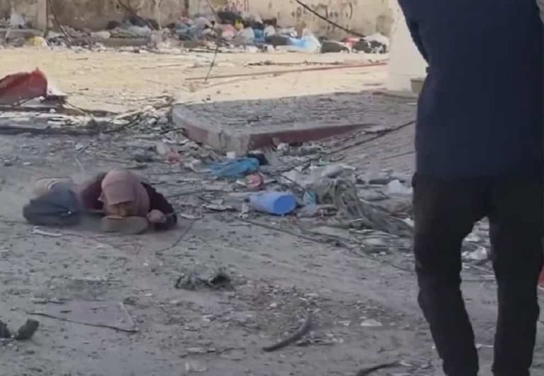 محاولة إنقاذ إمرأة أصيبت برصاص قناص إسرائيلي في غزة
