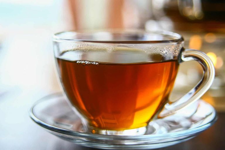 علماء يكتشفون ما يحدث عند شرب 3 أكواب من الشاي يومياً شرب 3 أكواب من الشاي قد يبطئ الشيخوخة
