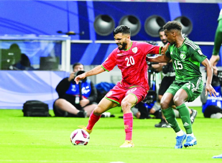 يتلاعب بالمدافعين.. مهارات فردية مذهلة لـ”ميسي عُمان” في كأس آسيا فيديو للنجم العماني صلاح اليحيائي"ميسي عُمان" وهو يستحوذ على الكرة في منطقة الـ 16 ببراعة كبيرة ضمن بطولة كأس آسيا 2023 بقطر