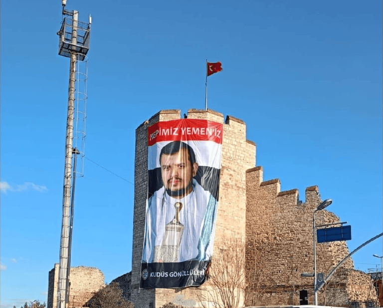 صور عبدالملك الحوثي على جدران إسطنبول تفجر موجة جدل (شاهد) صور عبدالملك الحوثي على جدران إسطنبول تفجر موجة جدل