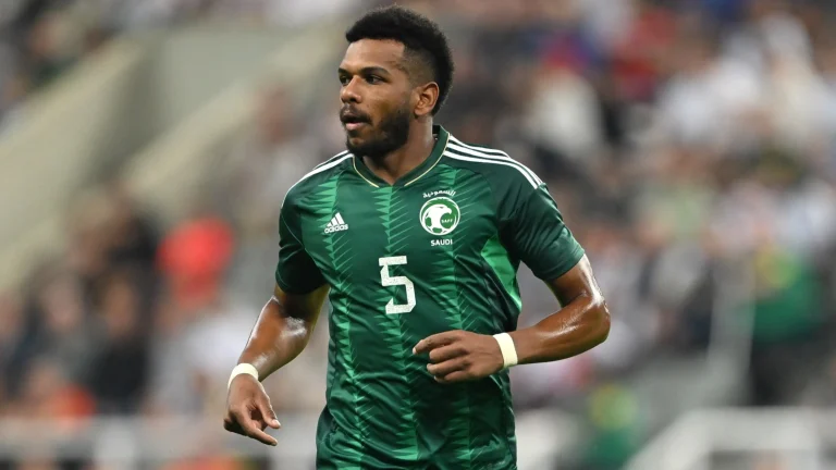 لاعب المنتخب السعودي "علي البليهي" يتلقى درساً لن ينساه في الأخلاق من نجم كوريا الجنوبية سون هوانج