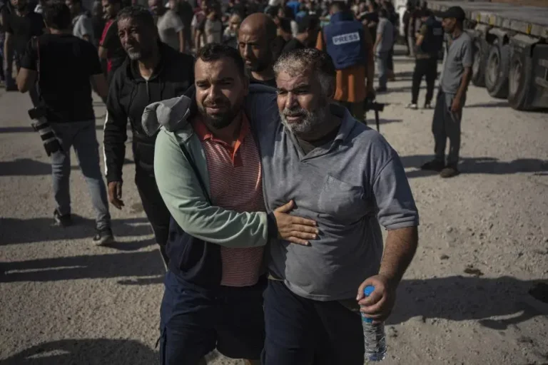 “التصوير عاريا وهجوم الكلاب”.. شهادات مأساوية لعمال فلسطينيين اعتقلتهم إسرائيل بعد 7 أكتوبر شهادات مأساوية لعمال غزّيين اعتقلتهم إسرائيل بعد 7 أكتوبر