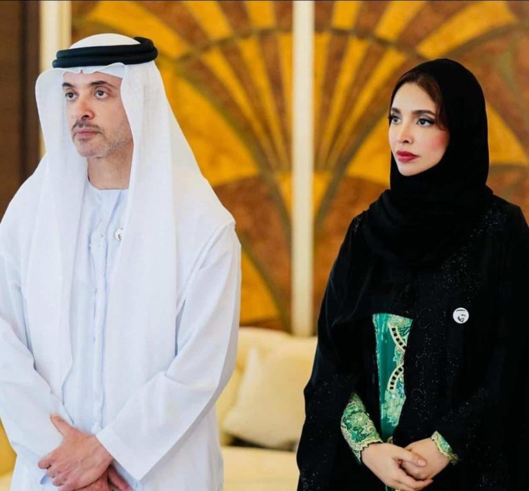 حفيدة الشيخ زايد تخطف الأنظار في ظهور نادر مع والدها هزاع