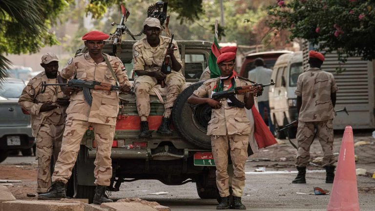 معلومات جديدة عن تمويل الإمارات لحشد آلاف المرتزقة للقتال مع حميدتي في السودان الإمارات تقدم الدعم لقوات الدعم السريع في السودان