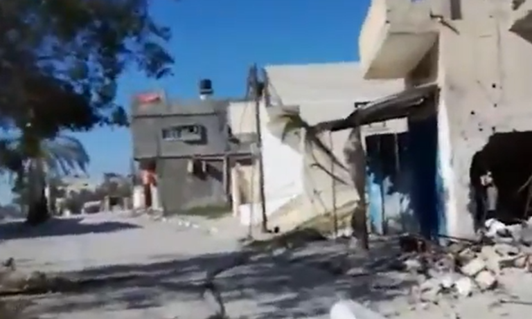 لقطات من هاتف شاب فلسطيني قبيل استشهاده وثقت لحظاته الأخيرة (شاهد) فيديو بهاتف شاب وثق لحظة استشهاده أثناء تفقده منزل عائلته في منطقة عبسان شرق خان يونس