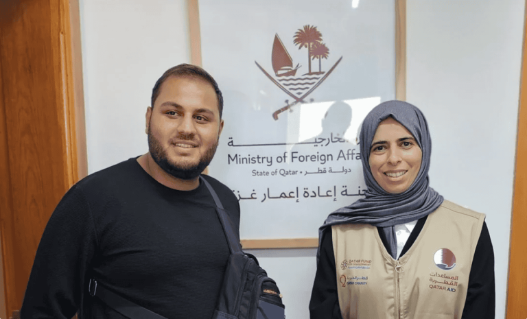 الوزيرة القطرية لولوة الخاطر تودع الشهيد حمزة الدحدوح