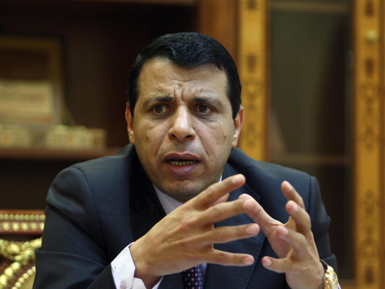 “الشخص المناسب”.. إعلام إسرائيل يتغنى بدحلان ويدعمه رئيسا للسلطة إعلام إسرائيل يتغنى بدحلان ويدعمه رئيسا للسلطة الفلسطينية