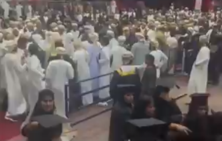 فيديو مشاجرة الطلبة العمانيين بالأردن استدعى تدخل السفارة.. وهذا ما حدث سلطنة عمان في الأردن أصدرت بيانا توضيحيا بشأن فيديو مشاجرة الطلبة العمانيين في الأردن أثناء حفل تخرجهم