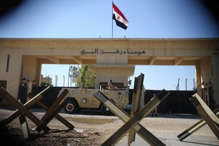 وائل قنديل في مقاله يكشف عن جانبا مما يدور خلف الكواليس على معبر رفح