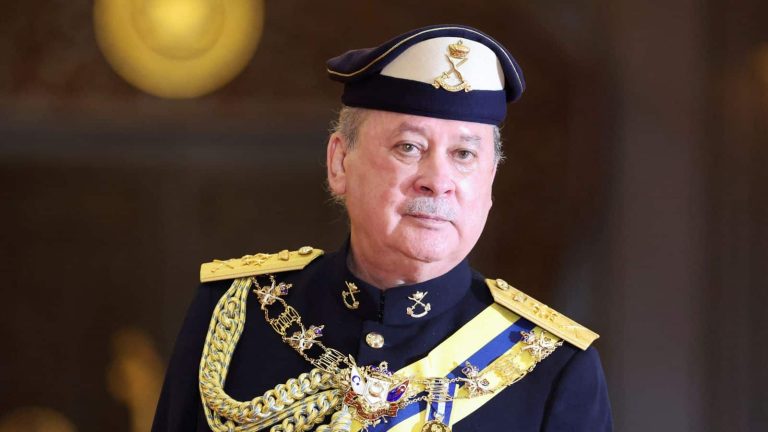 300 سيارة وجيش خاص وطائرات .. ثروة ملك ماليزيا الجديد مذهلة (شاهد) ملك ماليزيا السلطان إبراهيم