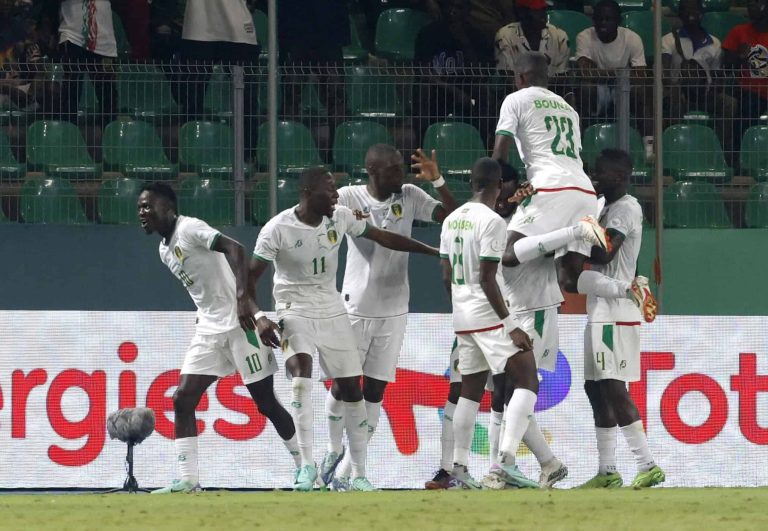 موريتانيا تُقصي الجزائر خارج البطولة وتتأهل لدور ال16 كأس أمم أفريقيا 2024 (شاهد) منتخب موريتانيا