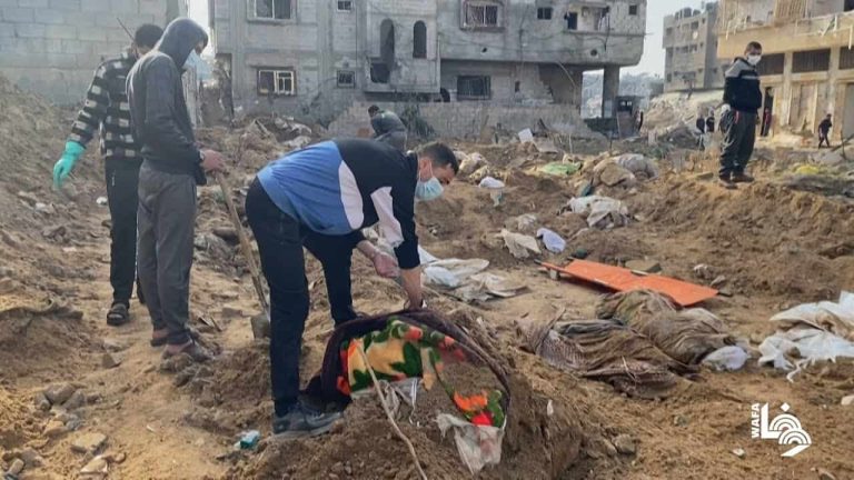 نبش قبور شهداء غزة.. ما علاقته بصناعة الأسلحة الإسرائيلية؟ (شاهد) نبش قبور مقبرة حي التفاح