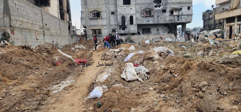 غزة.. فلسطينيون يعاودون دفن جثامين الشهداء بعد نبشها من قِبل قوات الاحتلال (فيديو) نبش مقبرة حي التفاح
