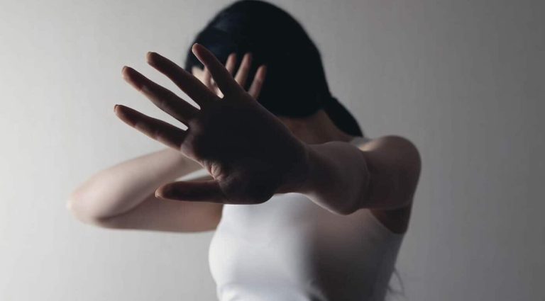 محكمة الاستئناف قضت بحبس ممثل مسرحي في الكويت 15 سنة خطف إحدى معجباته وهتك عرضها