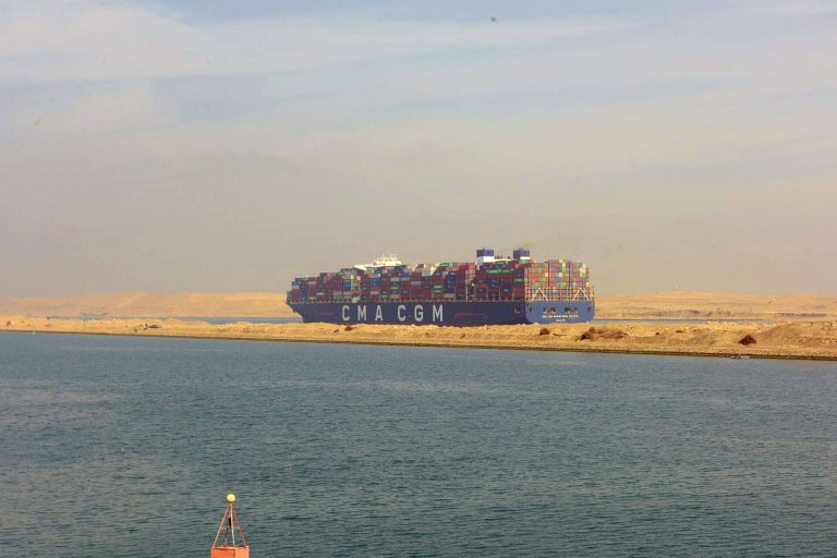 عجز عن سداد الديون أو اللجوء لقرض جديد.. أحداث البحر الأحمر تحاصر الاقتصاد المصري هجمات الحوثيين على السفن