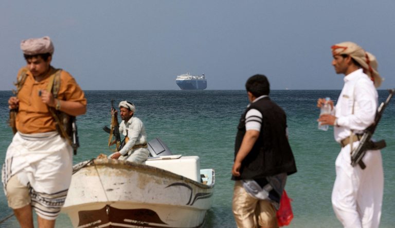 حيلة تفعلها السفن لتفادي هجمات الحوثيين في البحر الأحمر هجمات الحوثيين على السفن