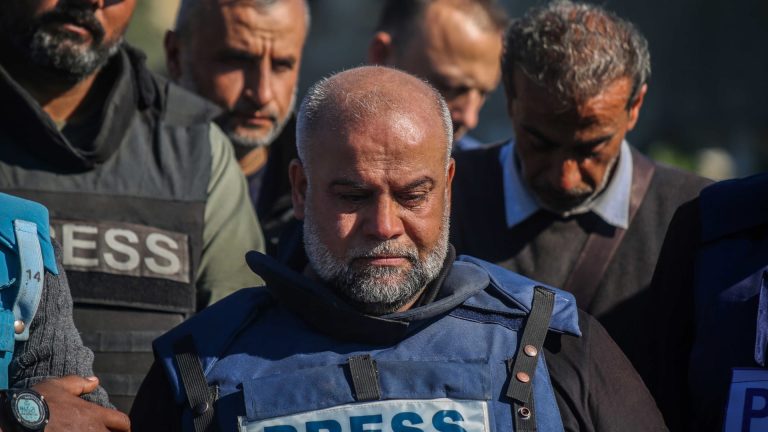 “بشّر وائل الدحدوح”.. رؤيا سارة لرسول الله تُبكي مراسل الجزيرة (فيديو) "بشّر وائل الدحدوح".. رؤيا سارة لرسول الله تُبكي مراسل الجزيرة