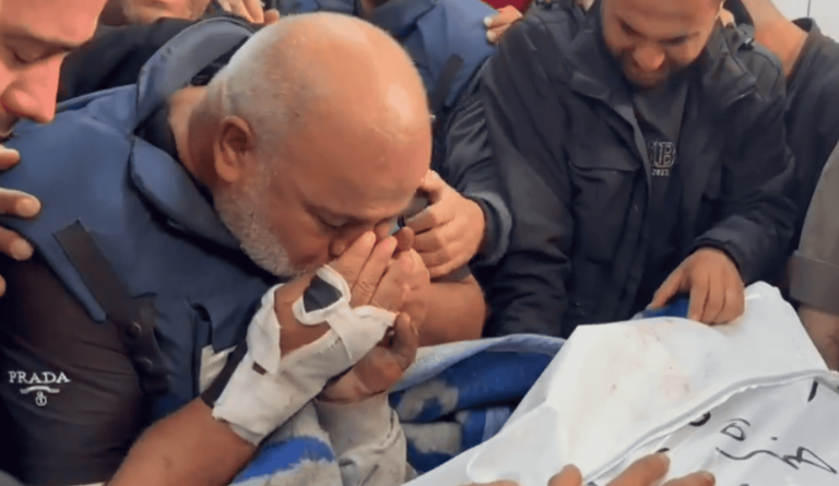 دعوة وجهها عمرو أديب لوائل الدحدوح بعد استشهاد نجله حمزة تثير غضبا دعوة وجهها عمرو أديب لوائل الدحدوح بعد استشهاد نجله حمزة تثير غضبا
